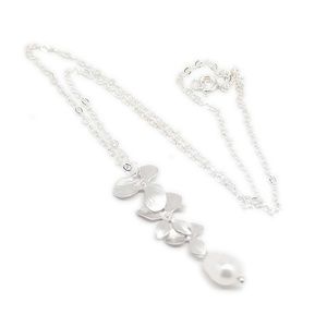 White pearl flower necklace